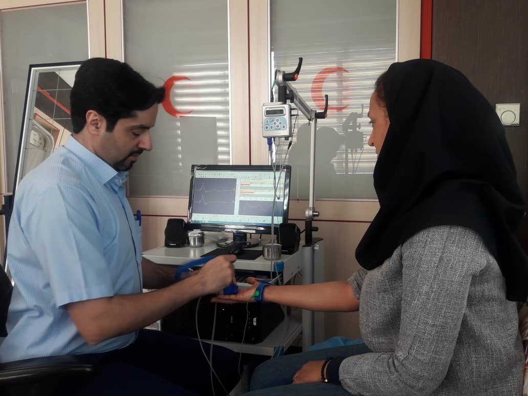 انجام نوار عصبی – عضلانی با استفاده از دستگاه EMG در مرکز جامع توانبخشی هلال احمر