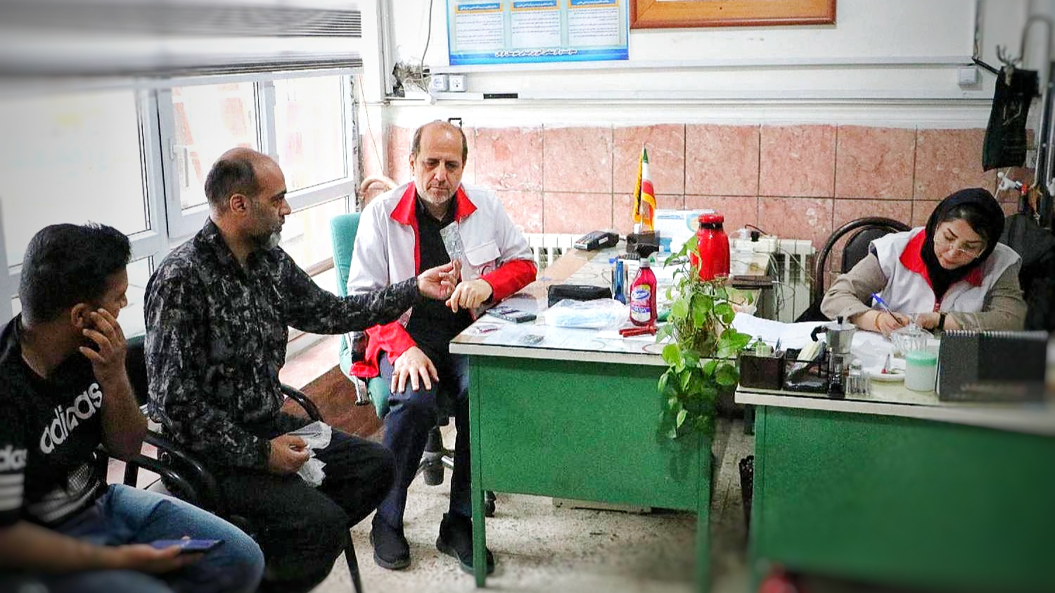 ارائه خدمات درمانی و حمایتی هلال‌احمر گلستان به خانواده‌های جنگ‌زده در گرگان