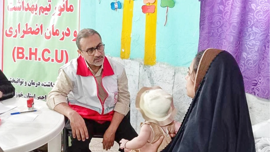 خدمترسانی تیمهای بهداشت و درمان اضطراری هلالاحمر خوزستان به ۸۲۶ نفر از هموطنان در روستای بمبارانشده باوی