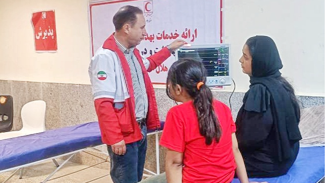 زائران عرفه در مهران زیر چتر سلامت هلالاحمر/ استقرار تیمهای بهداشت و درمان اضطراری در مرز