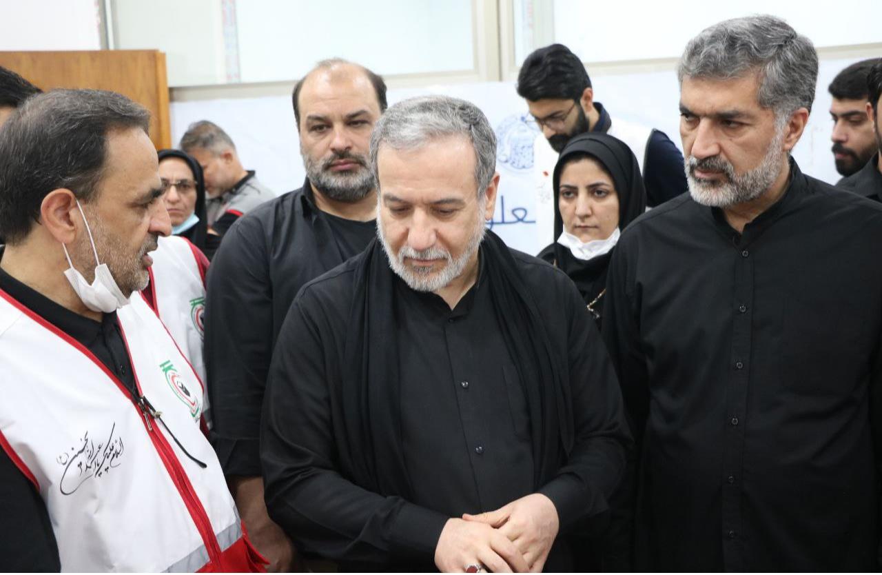 ارائه گزارش دکتر دهقان به وزیر امور خارجه در بازدید از درمانگاه مجمع علوی