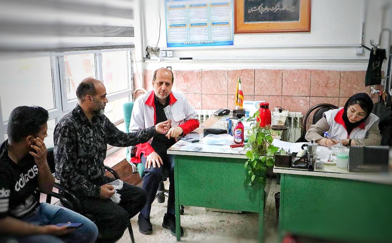 ارائه خدمات درمانی و حمایتی هلالاحمر گلستان به خانوادههای جنگزده در گرگان